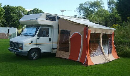 Unzulässigkeit ortsfester Vorbauten an einem Wohnwagen auf einem Campingplatz