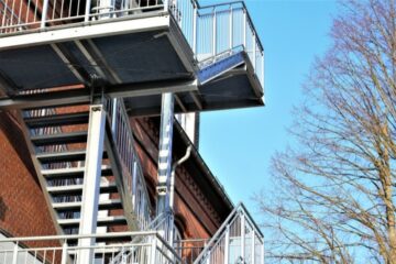 Baugenehmigung für Balkonerweiterung mit Treppe in Garten