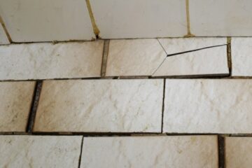 Punktuell lose Bodenfliesen – Mangelhaftigkeit der Gesamtleistung?