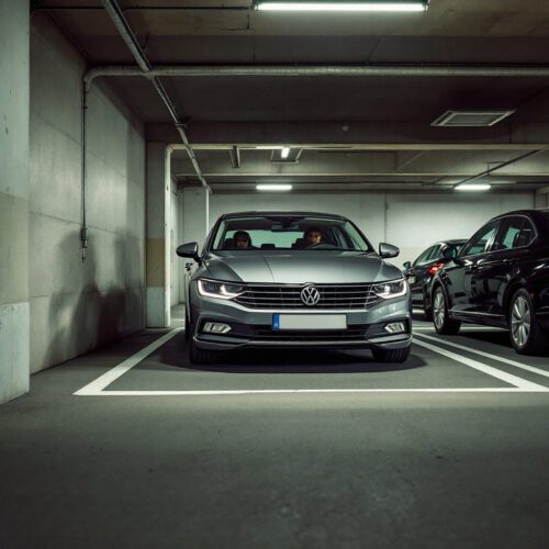 Fahrer hat Schwierigkeiten beim Parken in Tiefgarage, Stellplatzqualität mangelhaft, erhöhtes Unfallrisiko, Rangieraufwand hoch.
